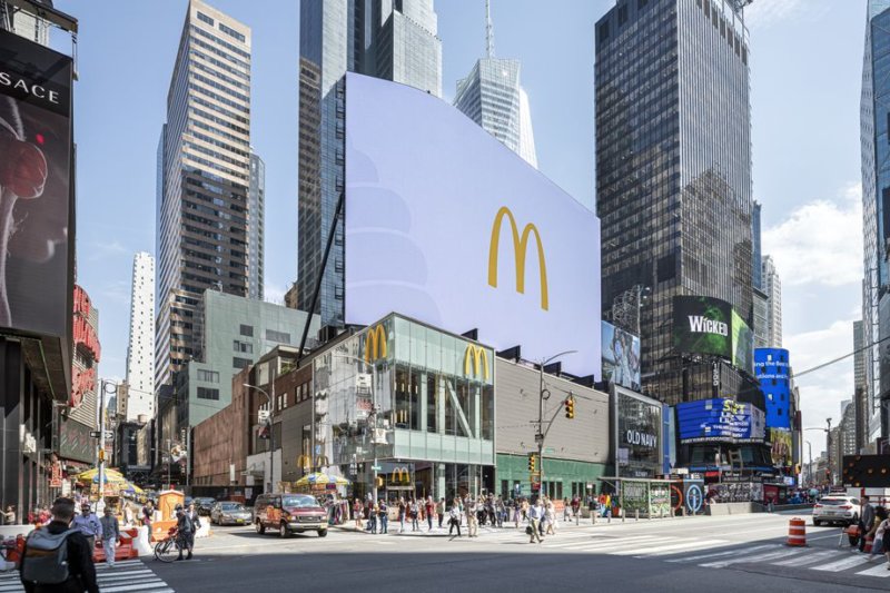флагманский ресторан McDonald's на Таймс-сквер
